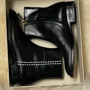 BRION FLAT LEATHER ANKLE BOOT, BLACK
THE ROW smooth leather boot. MADE IN ITALY
